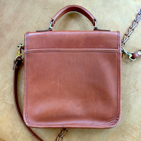 Vintage camel leather crossbody messenger bag with with brass hardware - Picture 3 of 8